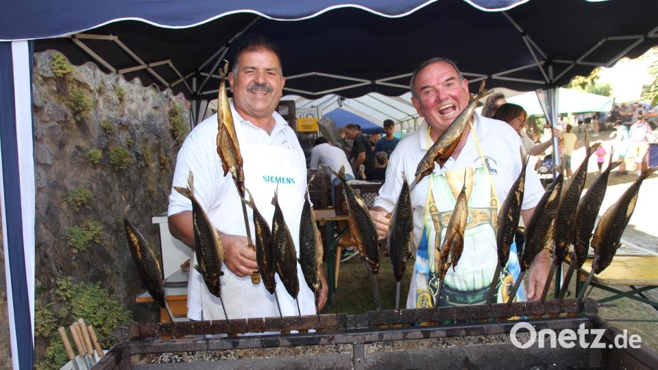 Der Steckerlfisch ist ein Genuss. Dafür sorgten die &quot;Räuchermeister&quot;. Bild: frd