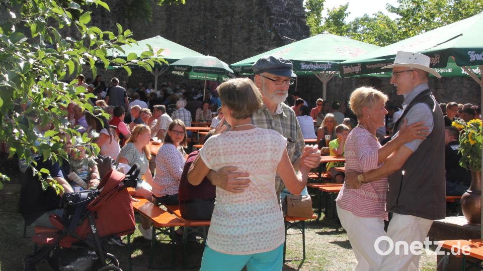 Die &quot;Ratsemus-Boum&quot; schwingen mit ihren Partnerinnen das Tanzbein. Bild: frd