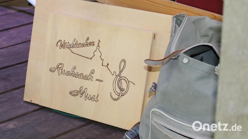 Bei der Vöichtacher Rucksack-Musi muss alles in einen Rucksack passen, außer den Instrumenten. Auch die Bühnendeko wir dieses großzügige DSchild muss in den Rucksack hinein. Bild: mfh