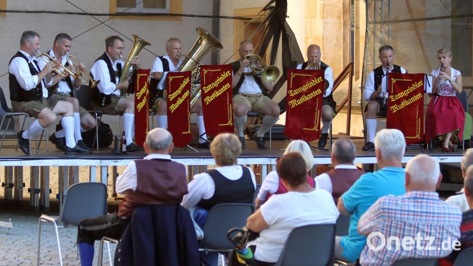Die Tanngrindler Musikanten spielten im Schlosshof. Der großzügige Platz lud auch viele Tanzpaare ein, aktiv zu werden. Bild: mfh