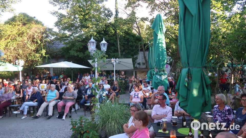Der Biergarten-Kulturbahnhof Parapluie war rappelvoll. Bild: Kunz