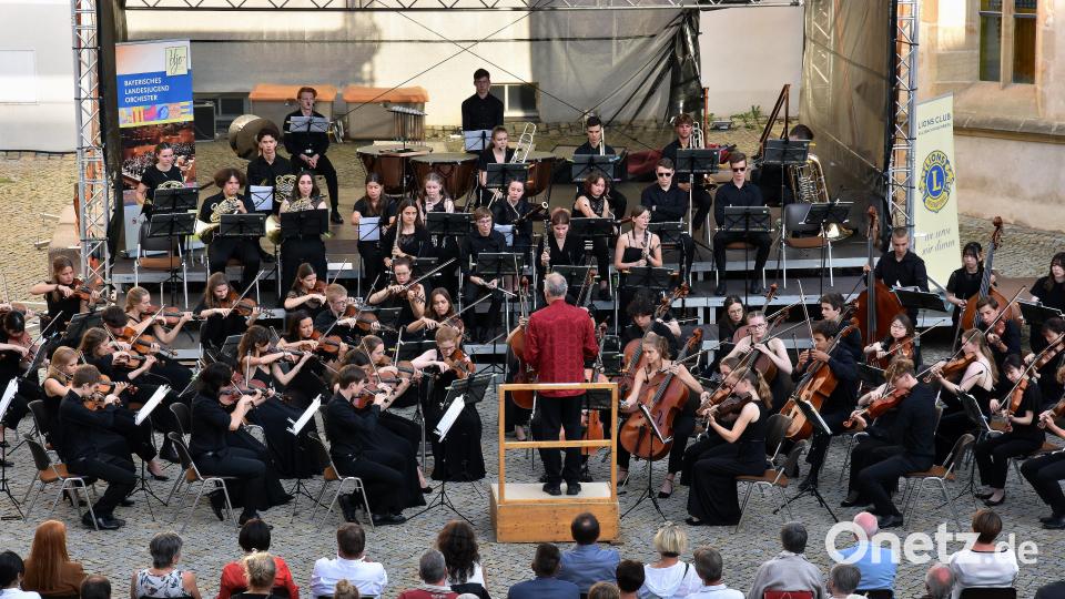 Das Bayerische Landesjugendorchester füllt den Schlosshof in Sulzbach-Rosenberg mit gewaltigem Klang. Bild: Stephan Huber