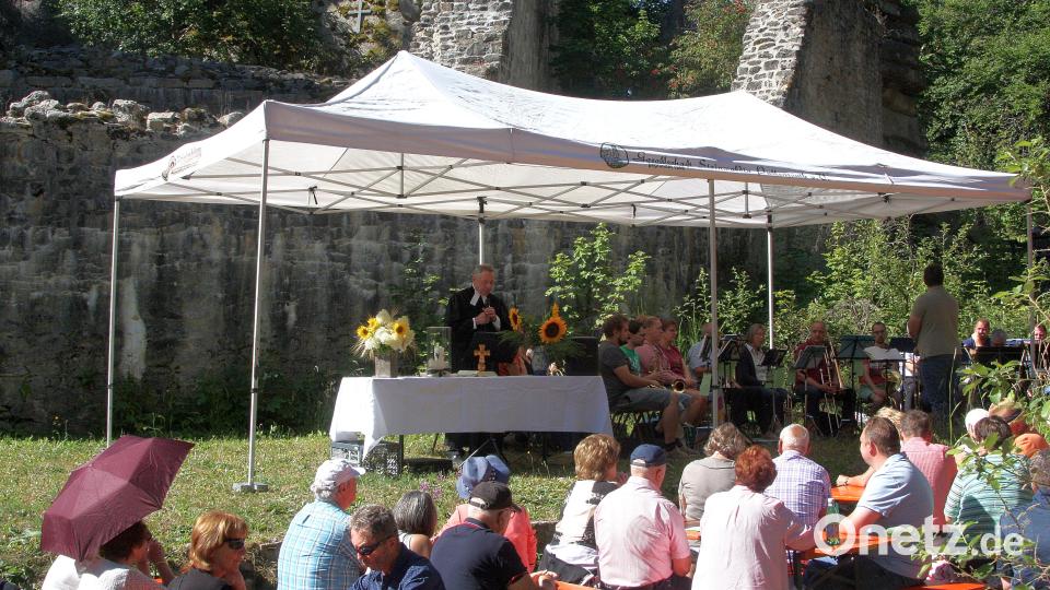 Am Fuß der Burgruine Weißenstein feierten die Besucher am Sonntag Gottesdienst vor einmaliger Kulisse. Bild: wro