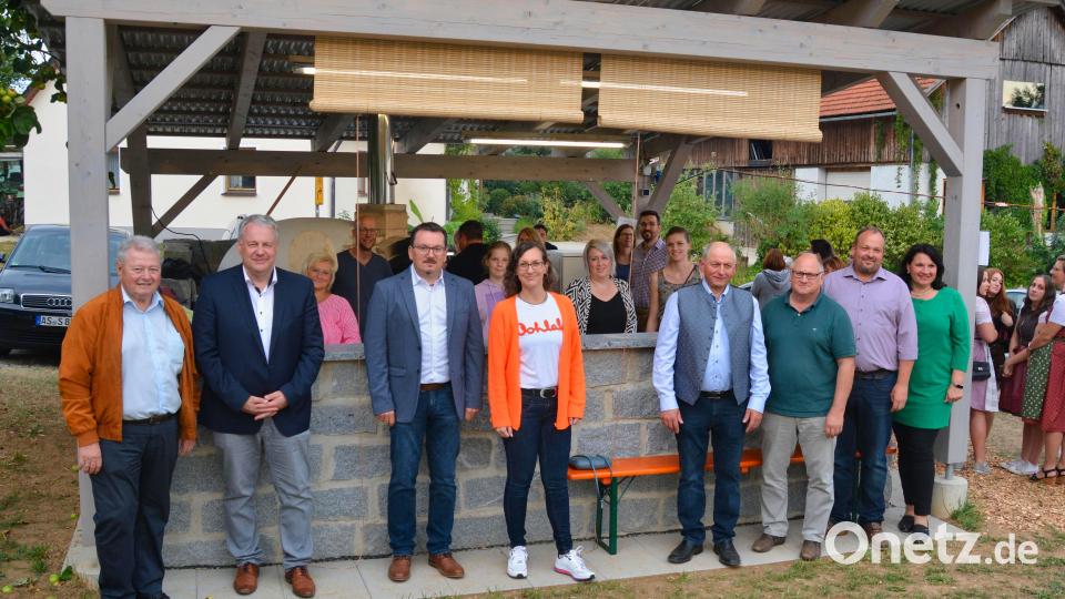 All die Organisatoren, Ehrengäste und Helfer um Landrat Richard Reisinger (vorne, Zweiter von links), Ortsheimatpfleger Rudi Preitschaft (vorne, Dritter von links) und Künstler Willi Koch (vorne, Dritter von rechts) sind froh, dass bei der Veranstaltung alles so gut geklappt hat. Bild: Hans Schorner/exb