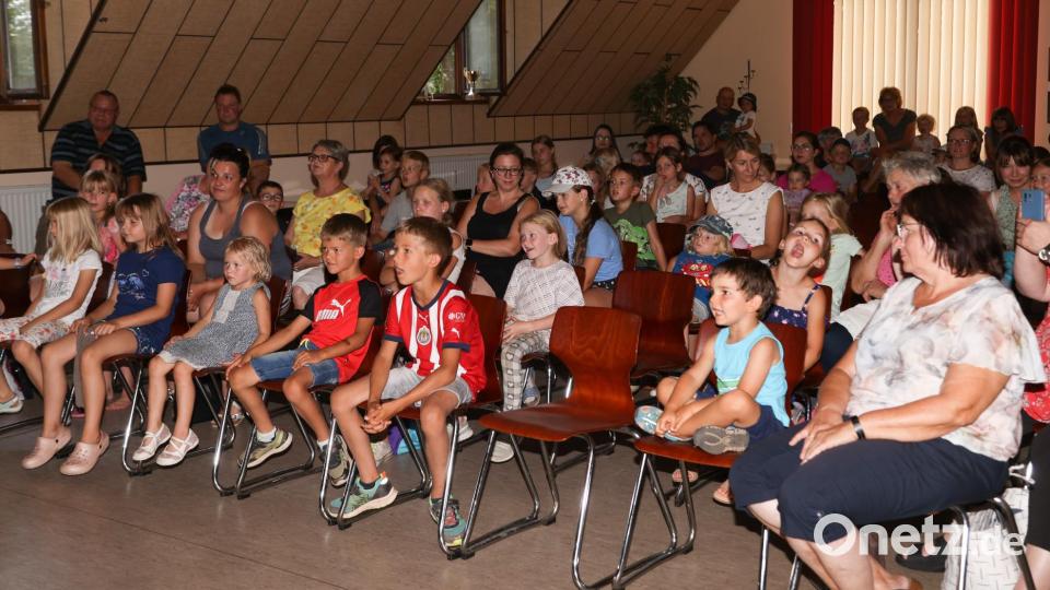 Gespannt verfolgen die Trabitzer Kinder das Kasperltheater um den Esel Benjamin. Bild: idu