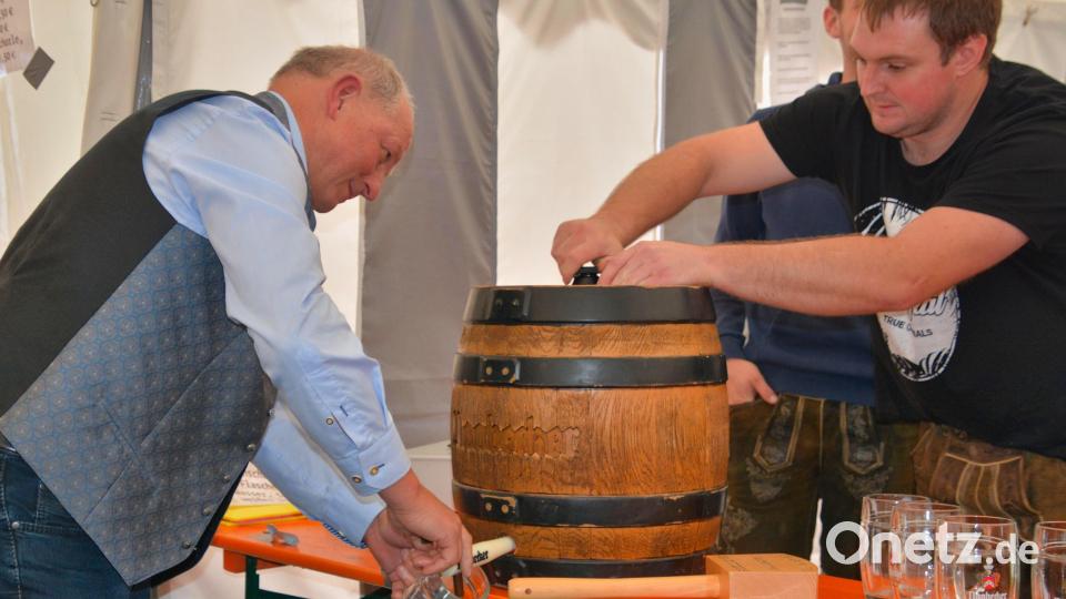 Zweiter Bürgermeister Franz Weiß (links) zapft bei der 750-Jahr-Feier das erste Bierfass an. Bild: Hans Schorner/exb