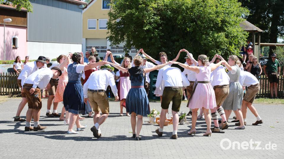 Mit klasse Tänzen überzeugten die Kirwapaare die zahlreichen Zuschauer Bild: egl