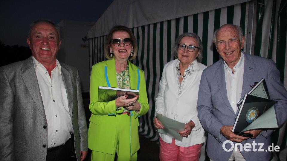 GCS-Präsident Herbert Bäuml zeichnete die drei anwesenden Gründungsmitglieder aus. Von rechts Klaus Kupke, Gabi Engel und Luise Ries. Bild: kro