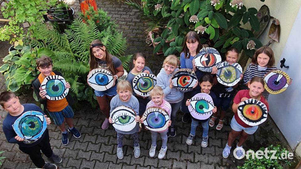 Viel Spaß hatten die Kinder beim Bemalen von Baumscheiben. Bild: jzk