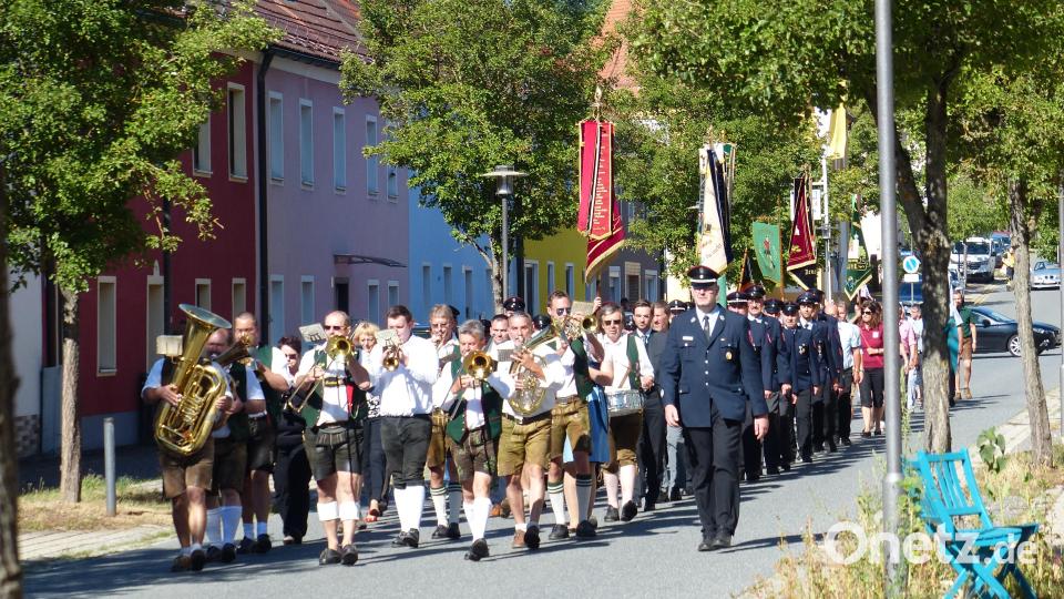Nach dem Festgottesdienst zogen Blaskapelle und Vereine zurück zum Festzelt. Bild: hme