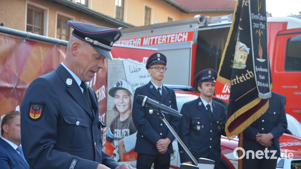 Kommandant Franz Bauernfeind stellte die neuen Feuerwehrfahrzeuge vor. Bild: jr