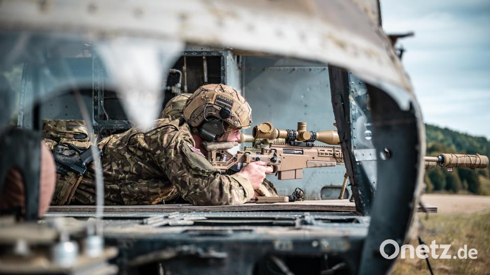 Ein Soldat aus Lettland liegt in der sogenannten "Mogadishu lane". Bild: Staff Sgt. Dana M Clarke