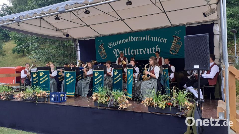 Die Steinwaldmusikanten Pullenreuth durften endlich wieder vor Publikum spielen. Bild: twg