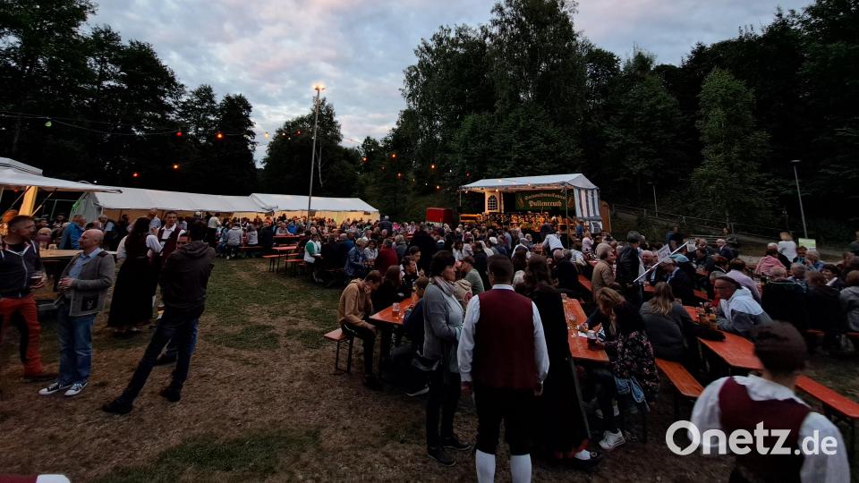 Fast 600 Musikliebhaber strömten in die Grüne Mitte nach Pullenreuth. Bild: twg