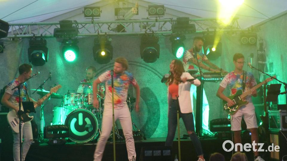 Die Partyband &quot;Power&quot; heizt den Festbesuchern kräftig ein. Bild: hme