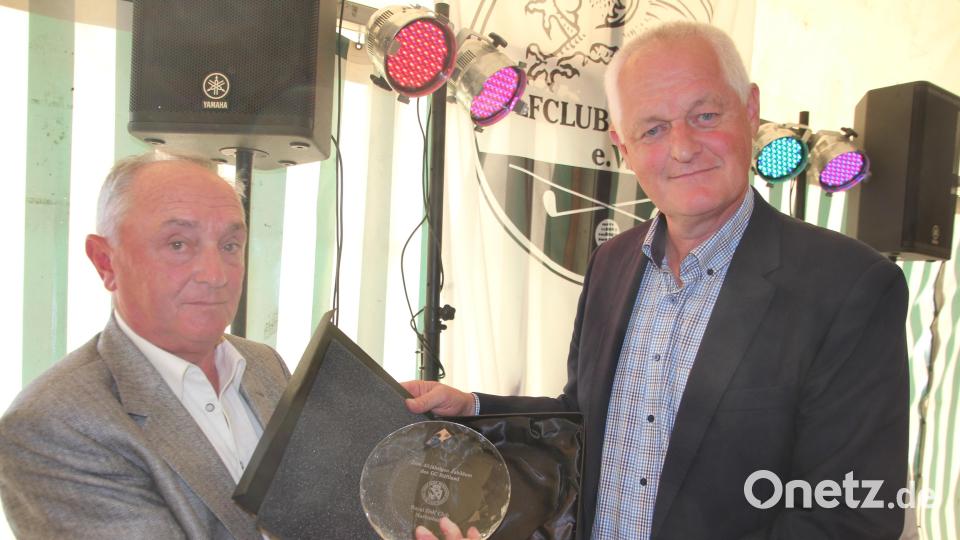 Zdenek Kodejs (rechts) Vom Golfclub Marienbad überreichte an GCS-Präsident Herbert Bäuml ein Geschenk und betonte die jahrzehntelange Freundschaft. Bild: kro