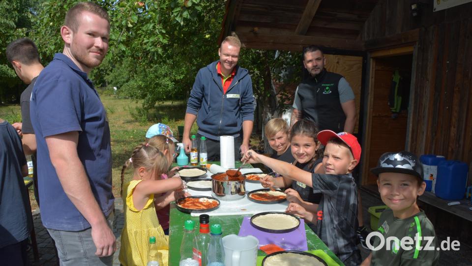 Beim Beitrag der Jungen Union zum Ferienprogramm mit dabei war Ortsvorsitzender Christoph Hampel (Mitte) und Jugendbeauftragter Matthias Gradl (rechts), die die Kinder gerne bei der Vorbereitung unterstützten. Bild: jr