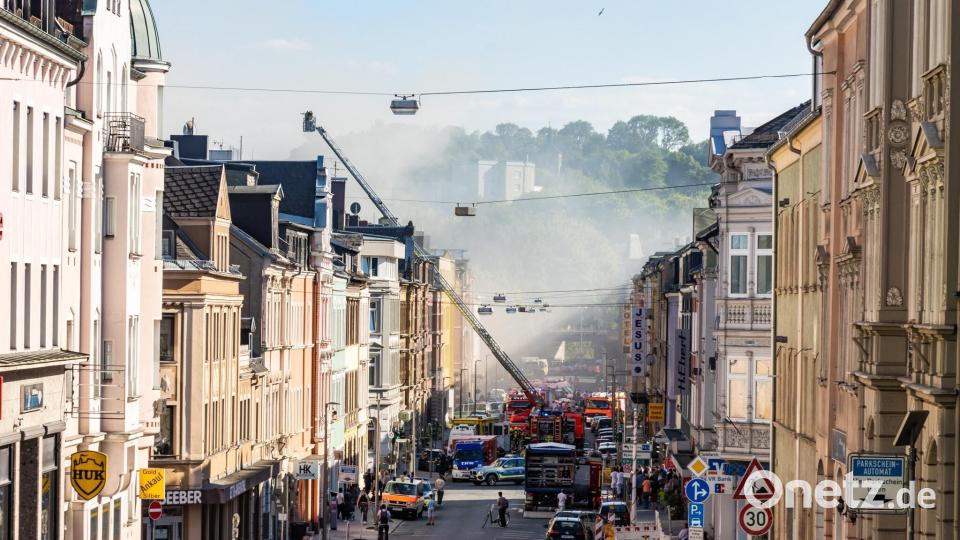 Feuerwehrleute löschen einen Brand in der Innenstadt. Bei einem Großbrand hat am Montagabend ein Gebäudekomplex in der Innenstadt in Flammen gestanden. Nach ersten Schätzungen entstand ein Schaden in Millionenhöhe, wie die Polizei mitteilte. Bild: Ferdinand Merzbach/dpa