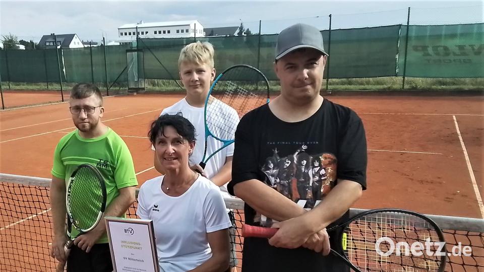 Doris Scharnagl-Lindinger mit der Urkunde des Bayerischen Tennisverbands, die dem Club die Anerkennung als Tennis-Inklusions-Stützpunkt zuerkennt. Über die Medaillen und Pokale freuten sich Luca Selch, Leon Lindinger als RuF-Ersatzspieler und Daniel Gleißner (von links). Bild: SV Mitterteich/exb