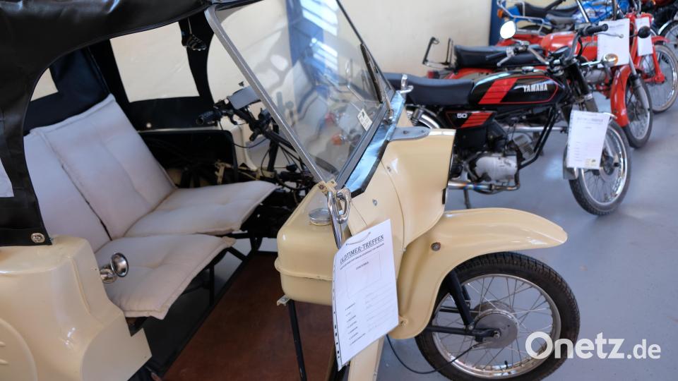 In der Ausstellungshalle der Kleintierzüchter präsentiert Simon Seitz einige seiner kuriosen Moped-Schätze aus den 1950er und 1960er Jahren. Bild: do