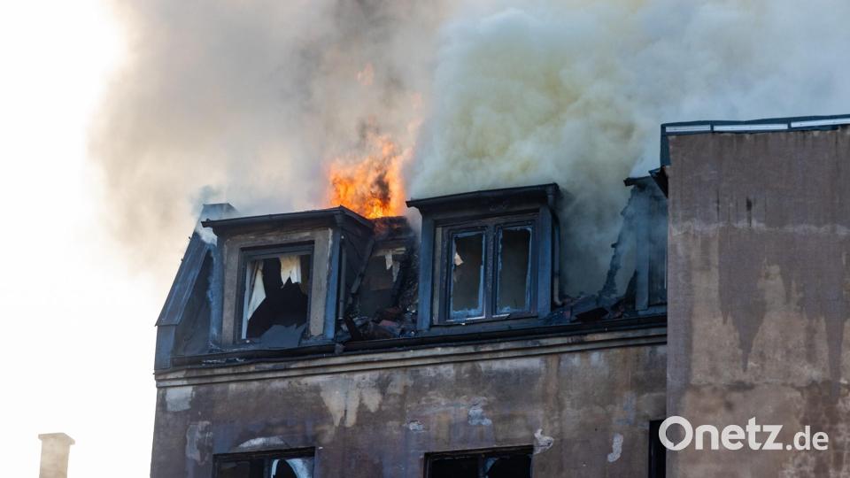 Ein Gebäudekomplex in der Innenstadt steht in Flammen . Nach ersten Schätzungen entstand ein Schaden in Millionenhöhe, wie die Polizei mitteilte. Bild: Ferdinand Merzbach/dpa