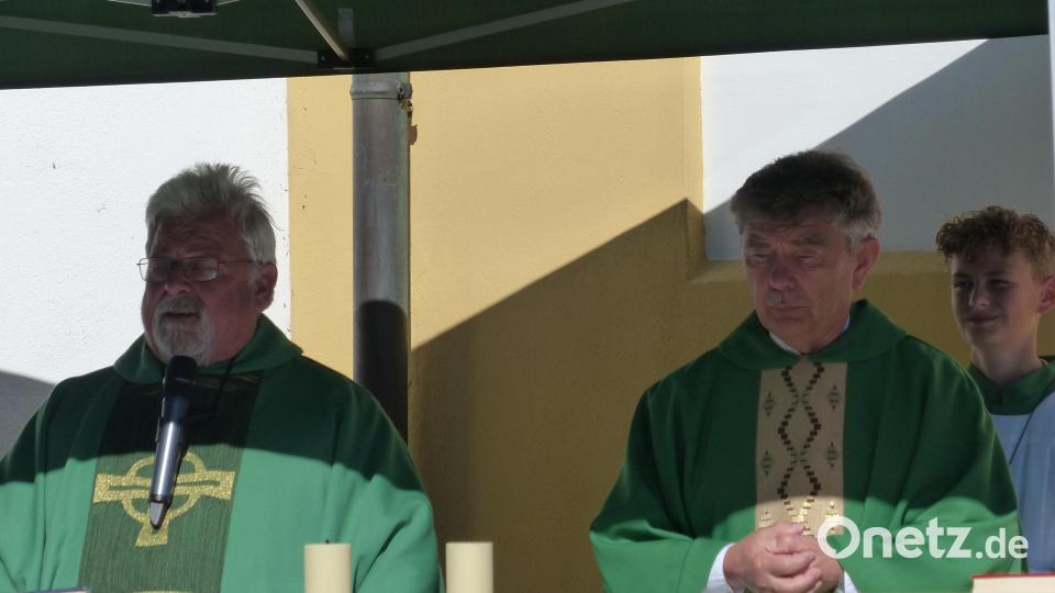 Pfarrer Arnold Pirner und Pfarrer Ambros Trummer zelebrieren den Festgottesdienst. Bild: hme
