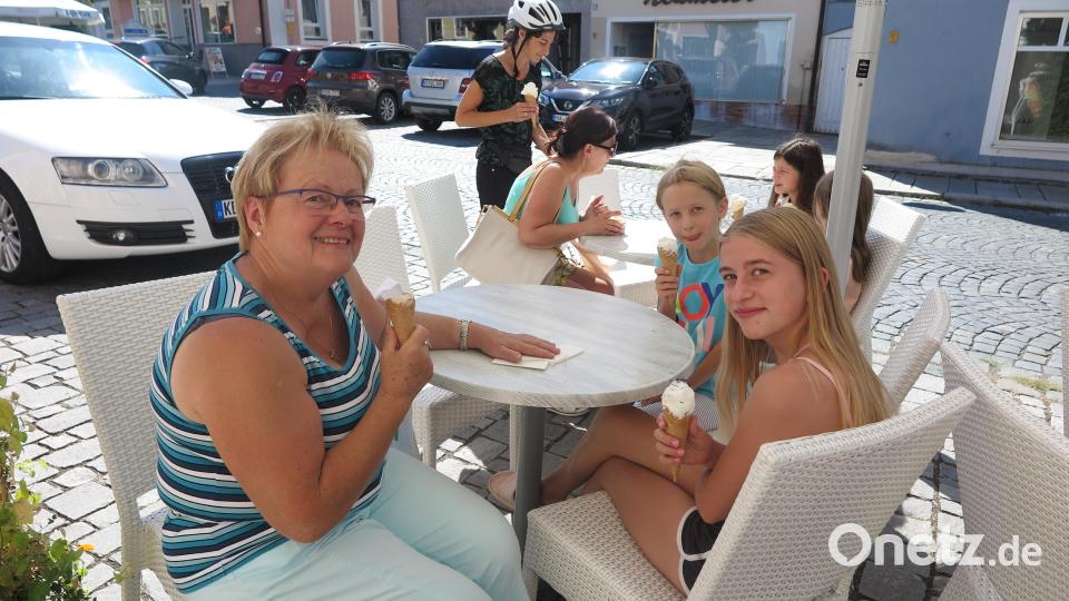 Bei den sommerlichen Temperaturen schmeckte das Gratis-Eis gleich noch besser. Bild: jzk