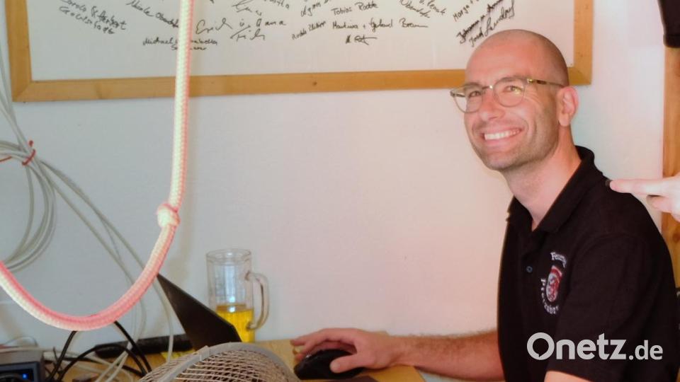 Die technische &quot;Kommandozentrale&quot; mit Tobias Rodde als Weiterentwickler des digitalen Bediensystems Bild: mab