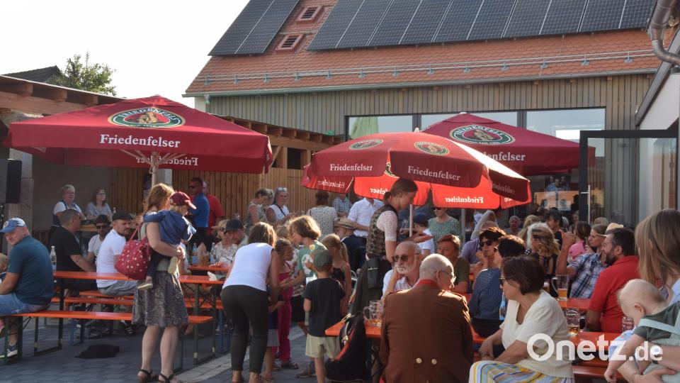 Begehrt waren da natürlich die schattigen Plätze an der Kulturscheune. Bild: fz
