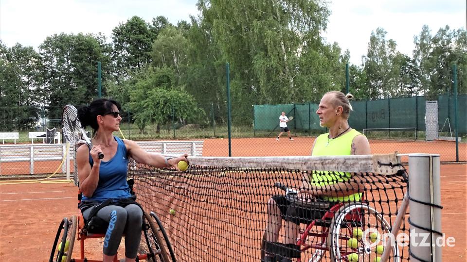 Nach dem ersten Rollstuhl-Tennisfinale in der Region gratuliert Ossi Mark seiner Einzelgegnerin Doris Scharnagl-Lindinger, die den Heimvorteil zum knappen Sieg ummünzen konnte. Bild: SV Mitterteich/exb
