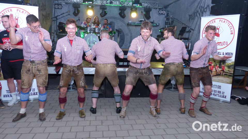 Der &quot;Neidaffer Plattlclub&quot; präsentiert sein Können: Ganz zur Freude der Gäste bei der 675-Jahr-Feier in Neudorf. Bild: hme