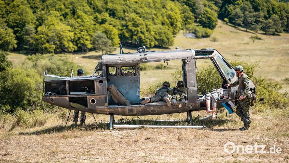 Soldaten aus Estland liegen in einem Wrack eines Blackhawk UH-60. Bild: Staff Sgt. Dana M Clarke
