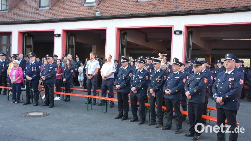 Viele geladene Gäste waren am Samstagabend zur Fahrzeugsegnung am Samstagabend gekommen, darunter auch Vertreter vieler Nachbarwehren. Bild: jr