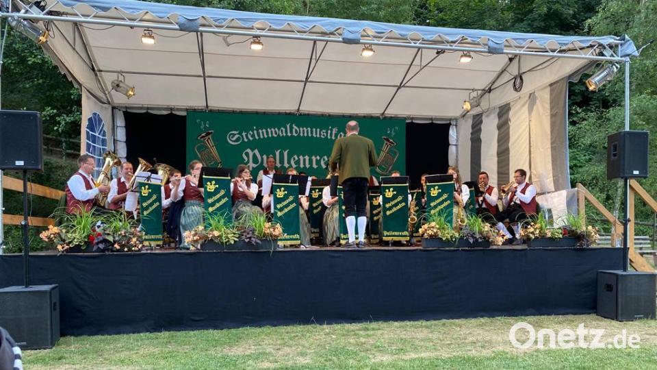 Dirigent Johannes Hecht und seine Steinwaldmusikanten begeisterten die Zuhörer. Bild: twg