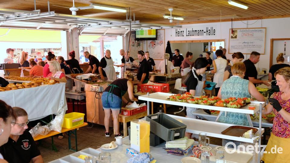 Jeder Handgriff stimmt in der &quot;Großküche&quot; der Fischkirwa mit gigantischem Personaleinsatz. Bild: mab