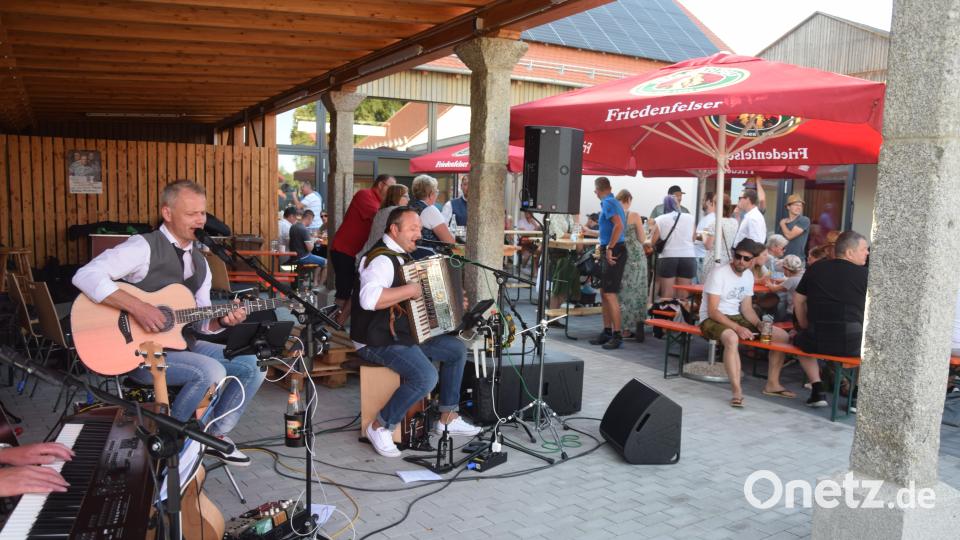 Den Platz unter der Pergola hatten sich die Musiker der &quot;Männer-WG&quot; ausgesucht. Bild: fz