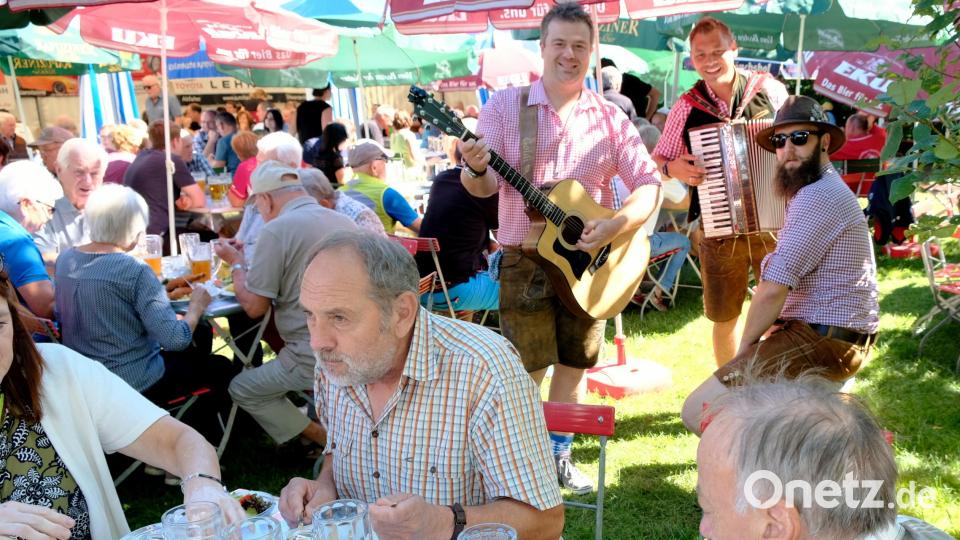 Guten Appetit bei Musik von der Gruppe &quot;D Stodara &amp; Er&quot; Bild: Picasa