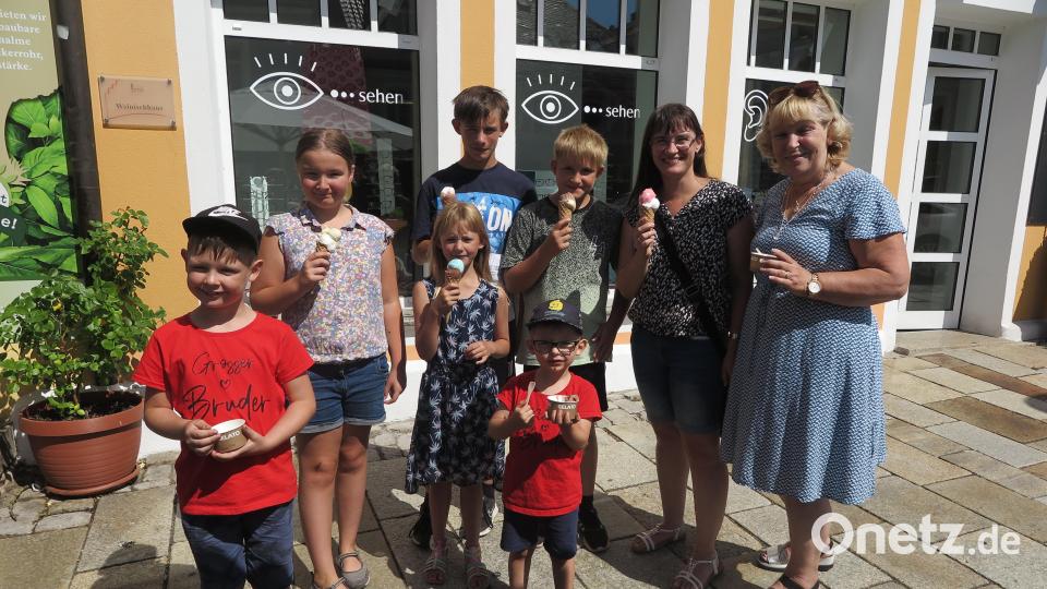 Eis für die ganze Familie: Bei den sommerlichen Temperaturen schmeckte die zwei Gratis-Kugeln allen noch besser. Bild: jzk