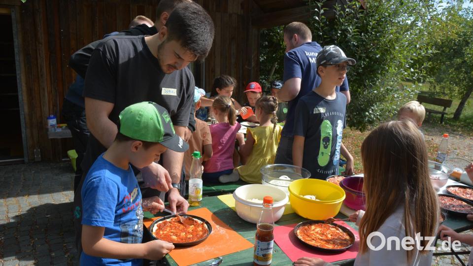 Zunächst musste die Tomatensoße auf dem Teig verteilt werden Bild: jr