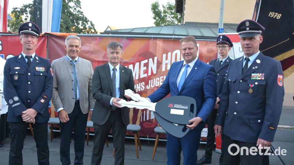 Bei der Schlüsselübergabe: (von links) Stellvertretender Kommandant Günther Sommer, Landrat Roland Grillmeier, Otmar Fassold (Magirus Deutz), Bürgermeister Stefan Grillmeier und Kommandant Franz Bauernfeind. Bild: jr