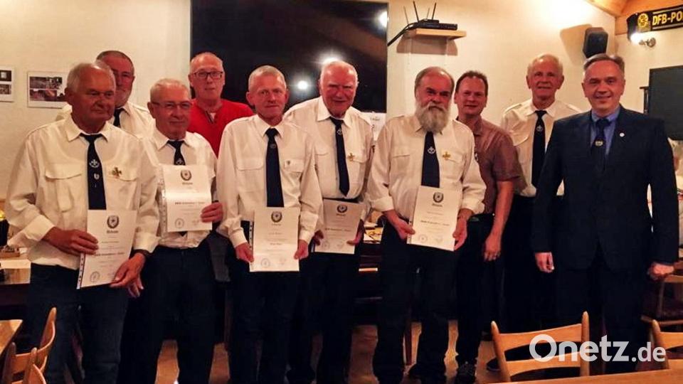 Kreisvorsitzender Thomas Semba (rechts) und Bürgermeister Christian Porsch (Dritter von rechts) zeichneten die Aktivposten und tragenden Säulen der Kameradschaft Gerhard Stengel, Helmut Moller, Reinhard Kaczmarek, Helmut Pscherer, Alfred Bauer, Manfred Kauper und Bernhard Kopp für ihre Verdienste und Treue aus. Bild: hai