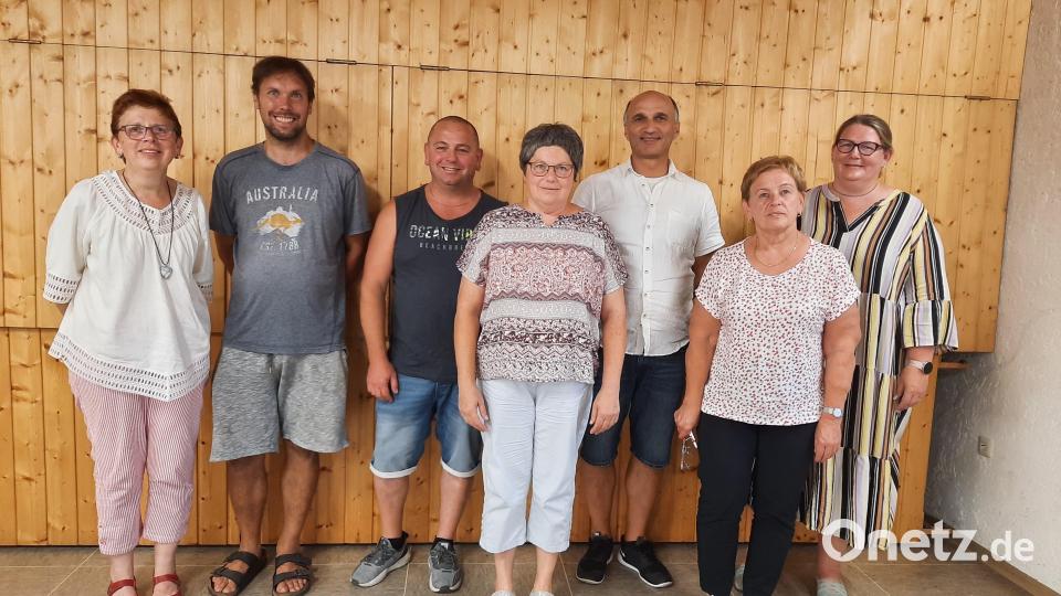 Der neue Vorstand des Kleingartenvereins Anger II (vorne, von links): Marita Kurczyk, Alexander Schmeller, Waldemar Wiesner, Johann Piehler und Esther Müller sowie (vorne, von links) Andrea Hierreth und Lisa Münch. Bild: Kleingartenverein Am Anger II/exb
