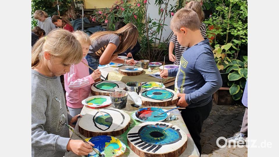 Viel Spaß hatten die Kinder beim Bemalen von Baumscheiben. Bild: jzk
