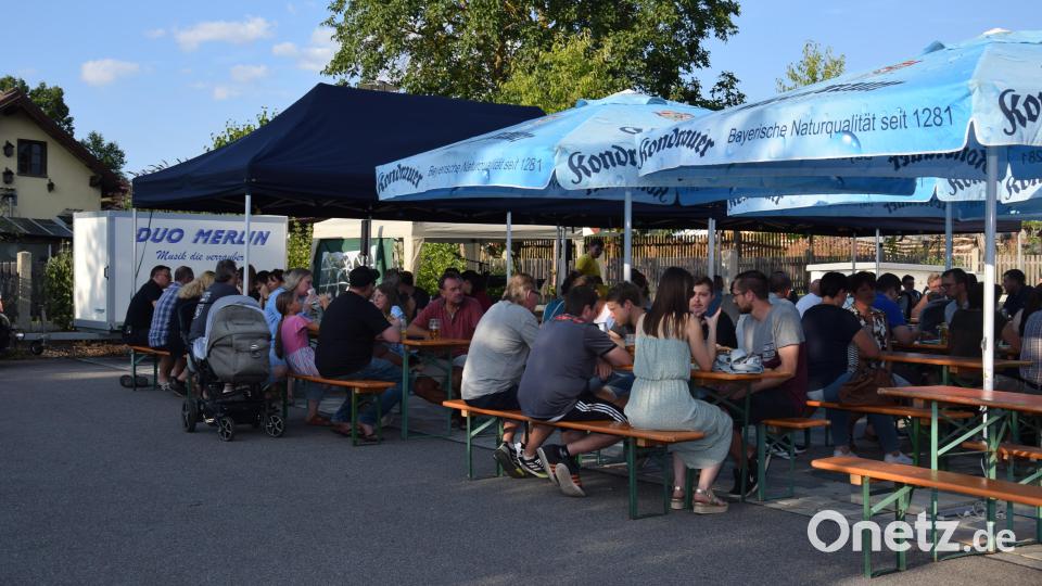 Viele Gäste ließen sich von den Grill-Düften anlocken und kamen bereits vor dem eigentlichen Beginn der Veranstaltung zum Hostau-Platz. Bild: fla