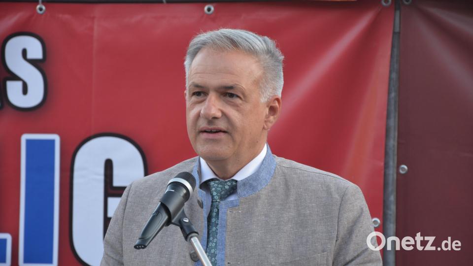Landrat Roland Grillmeier schätzt die Arbeit der Feuerwehren. Bild: jr