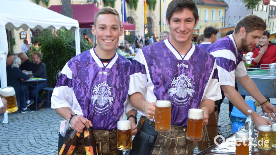 Normalerweise jagen die Fußballer auf dem grünen Rasen dem Ball nach, am Festwochenende beim Altstadtfest laufen sie Kilometer als Bedienung. Archivbild: dob