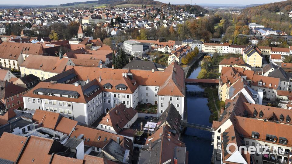 Über den Dächern der Amberger Altstadt. Eine Novellierung des bayerischen Denkmalschutzgesetzes soll es Besitzern von denkmalgeschützten Gebäuden künftig leichter machen, Photovoltaik auf ihren Dächern zu installieren. Platz ist ja offenbar genug vorhanden. Archivbild: Petra Hartl