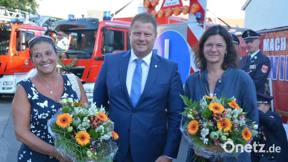 Ein stolzer Bürgermeister Stefan Grillmeier und seine beiden Damen aus dem Rathaus, Kämmerin Ursula Ockl (rechts) und Feuerwehr-Sachbearbeiterin Astrid Häring. Bild: jr
