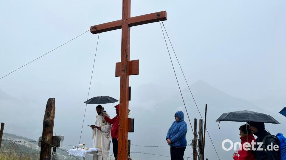 Pater Thomas Rostek feiert mit Gunzendorfern und Raurisern einen Gottesdienst unter dem Gipfelkreuz der Stanzscharte. Bild: Josef Lehner/Diana Walberer/exb