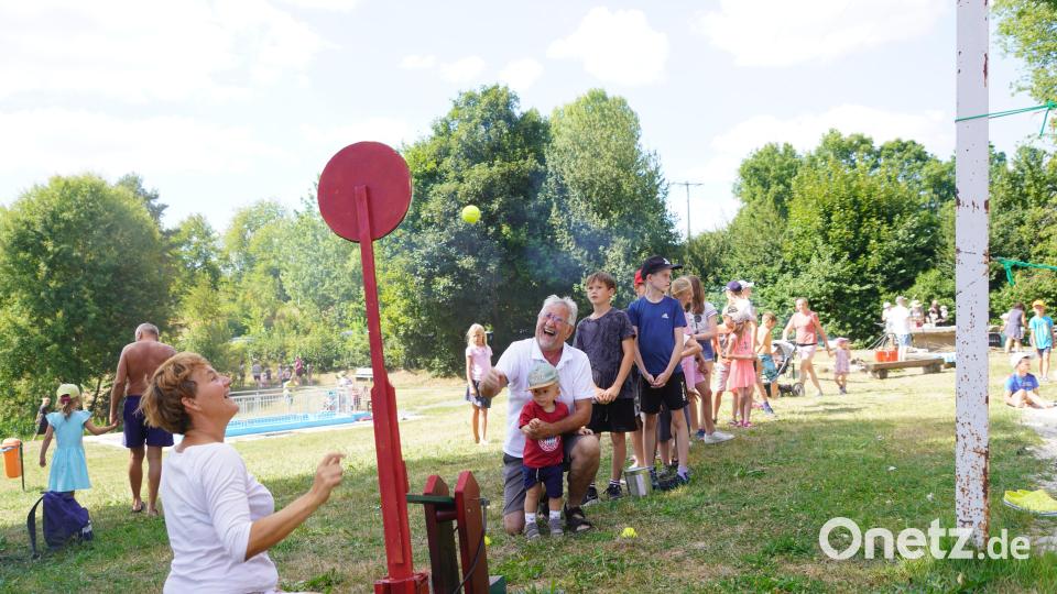 Spaß beim Wurf auf den "Süßigkeiten - Katapultierer" Bild: fvo